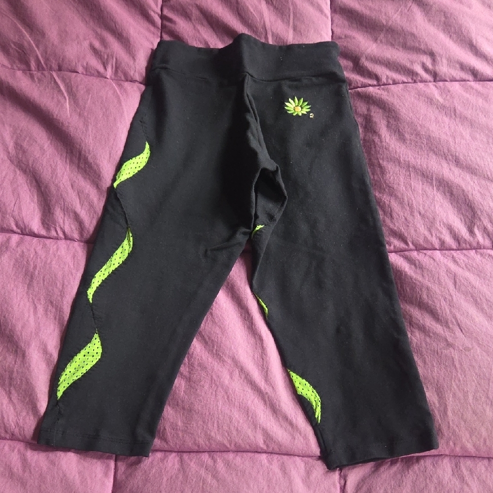 Margarita Black Capris w Green Mesh Insert Down L Outside & R Inseam Size 2 / M